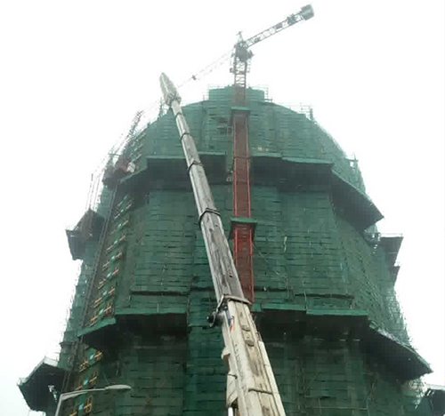 长乐吊车在工地上作业
